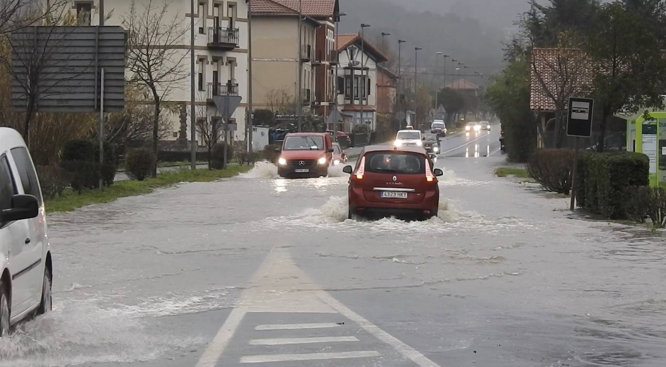 Carretera de Asua a la altura del Makro.