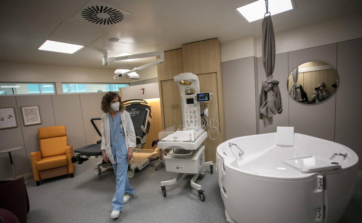 Una de las siete nuevas salas de dilatación tiene bañera de hidromasaje. 