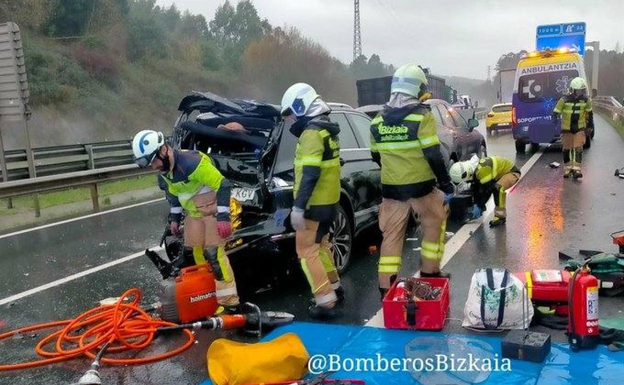 Imagen de los bomberos en el lugar del accidente. 