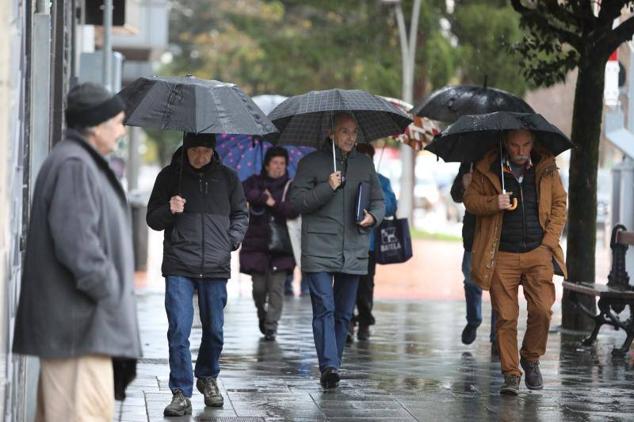 Ningún municipio de Bizkaia se ha librado de la lluvia este lunes. En la imagen, viandantes en una calle de Amorebieta. 