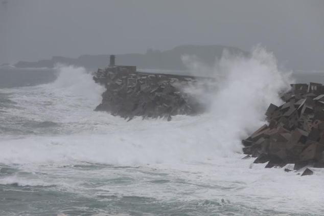 Fuerte olaje en el puerto de Bermeo. 