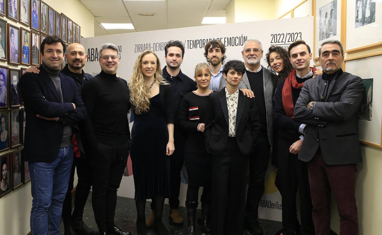 Parte de los dos elencos de 'Così fan tutte', con los maestros Óliver Díaz y Pedro Bartolomé (Opera Berri), la directora de escena Marta Eguilior y Cesidio Niño, director artístico de la ABAO. 