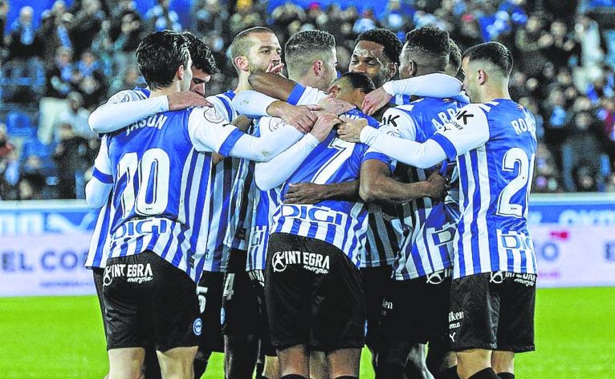 Los jugadores albiazules celebran el gol al Valladolid. 