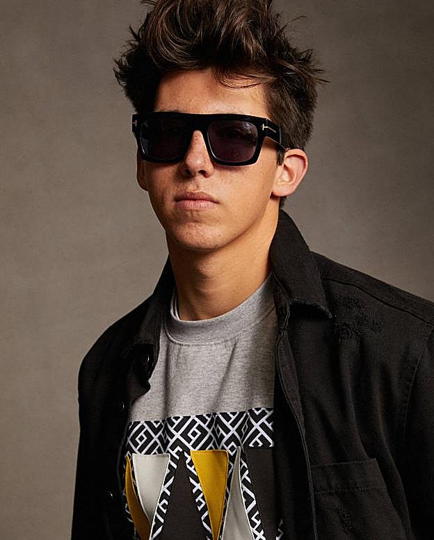 Eder Aurre posa con la sudadera de Fitur 2022.