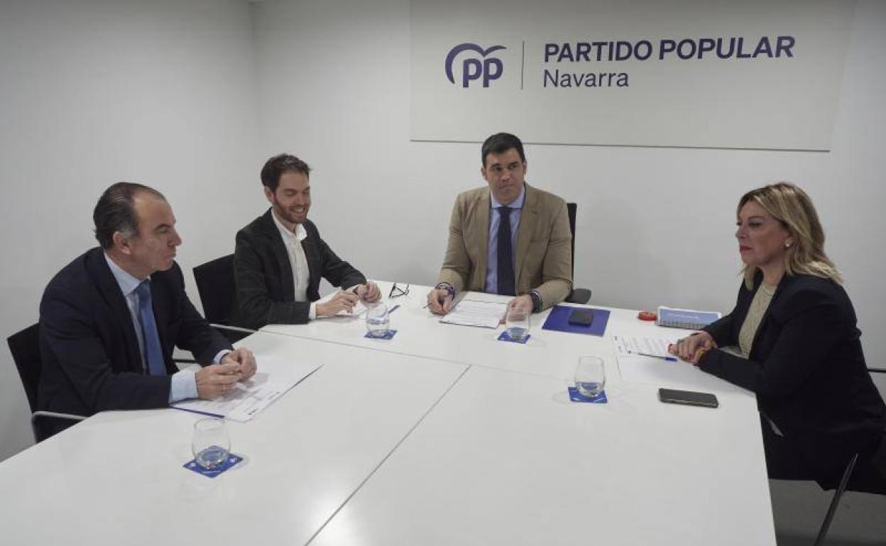 Sayas y Adanero, a la izquierda se han reunido esta mañana con el líder del PP navarro, Javier García, y su 'número dos', Amelia Salanueva. 