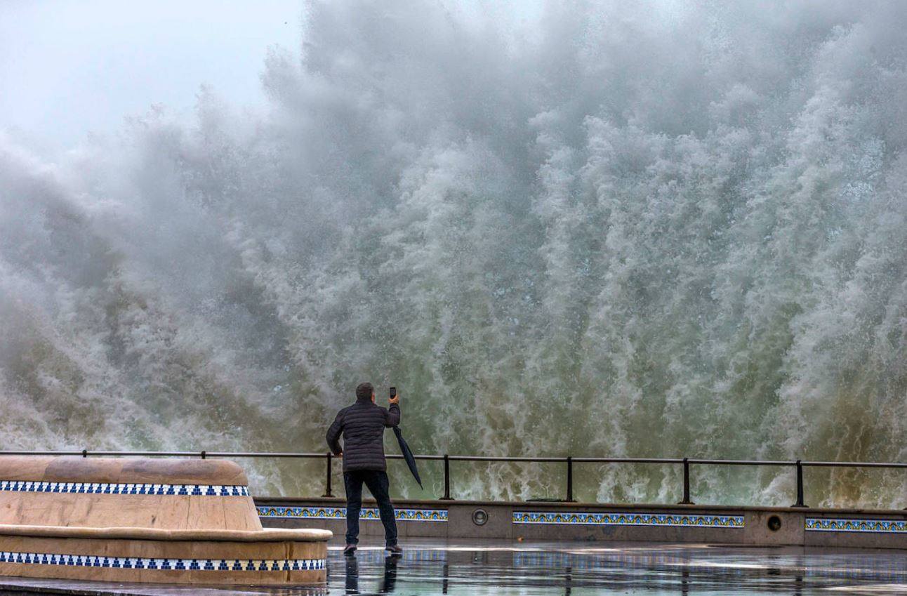 Ola gigante en el Sardinero, Santander. 