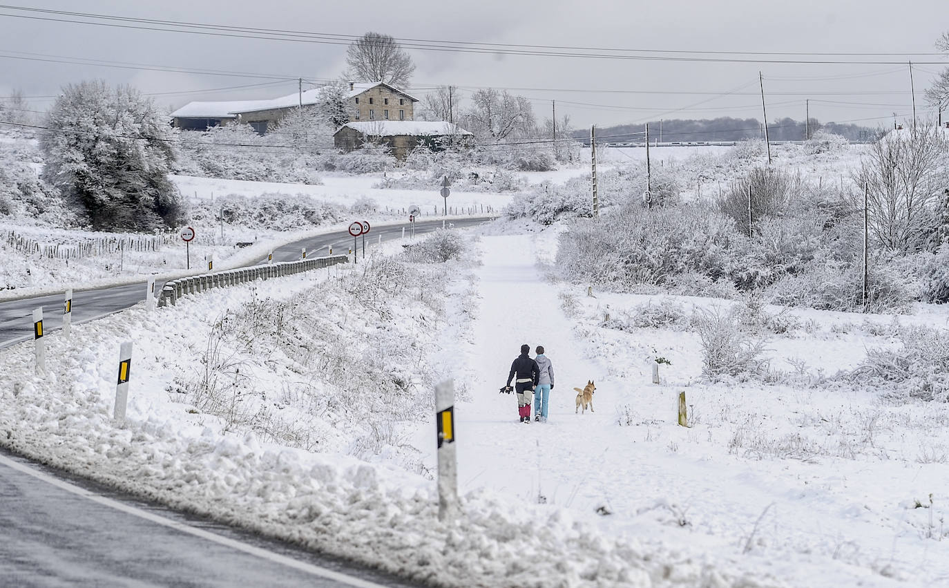 Fotos: Álava vive el primer temporal de nieve del invierno