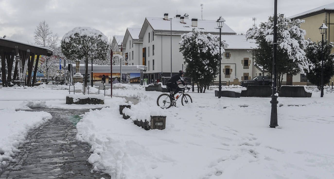 Fotos: Álava vive el primer temporal de nieve del invierno