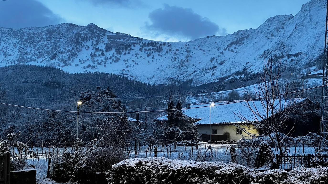 Estampa que muestra el cresterio del Duranguesado desde Abadiño, con los montes de Alluitz y Arrano de fondo.