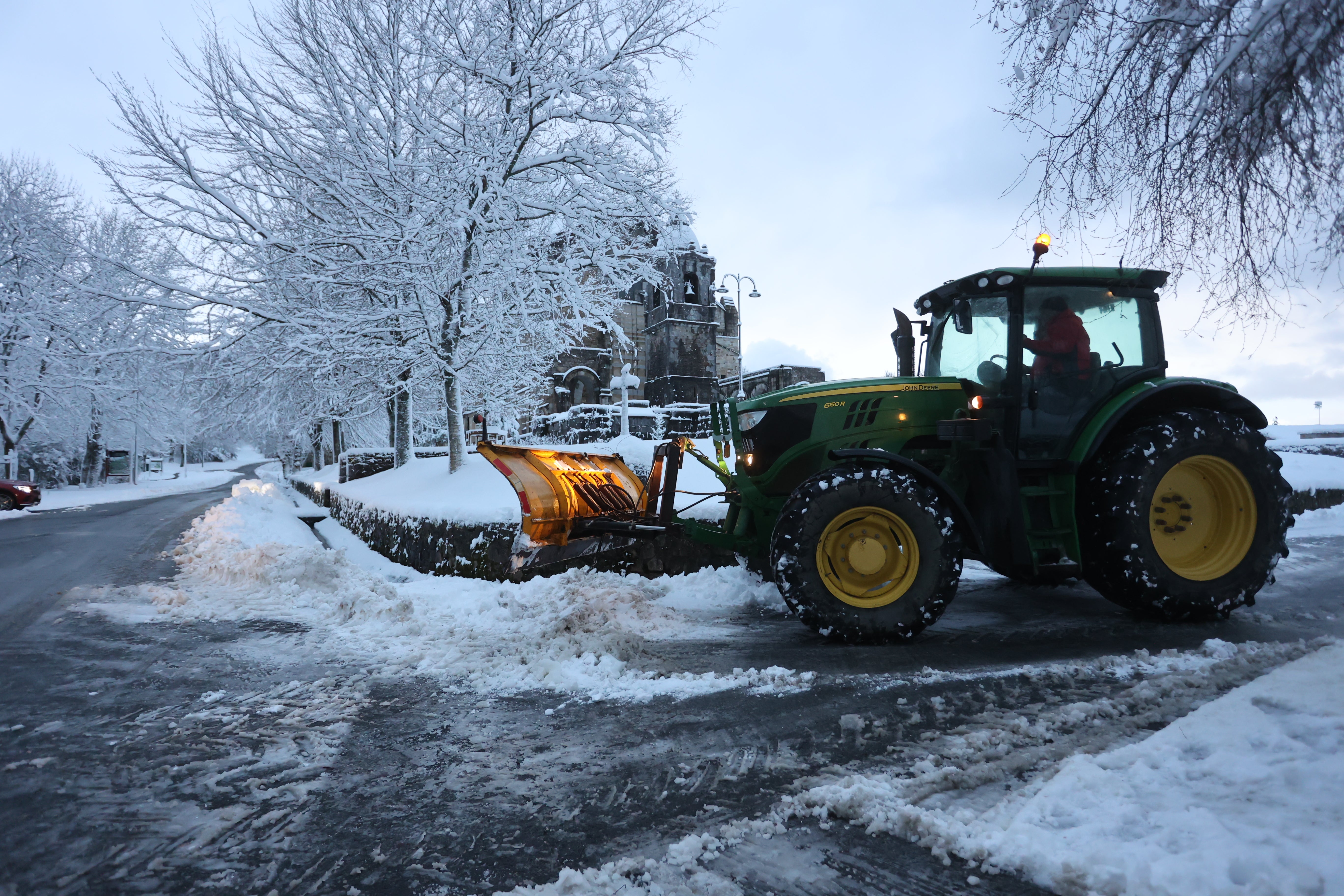 Un tractor retira la nieve en el santuario de Urkiola.