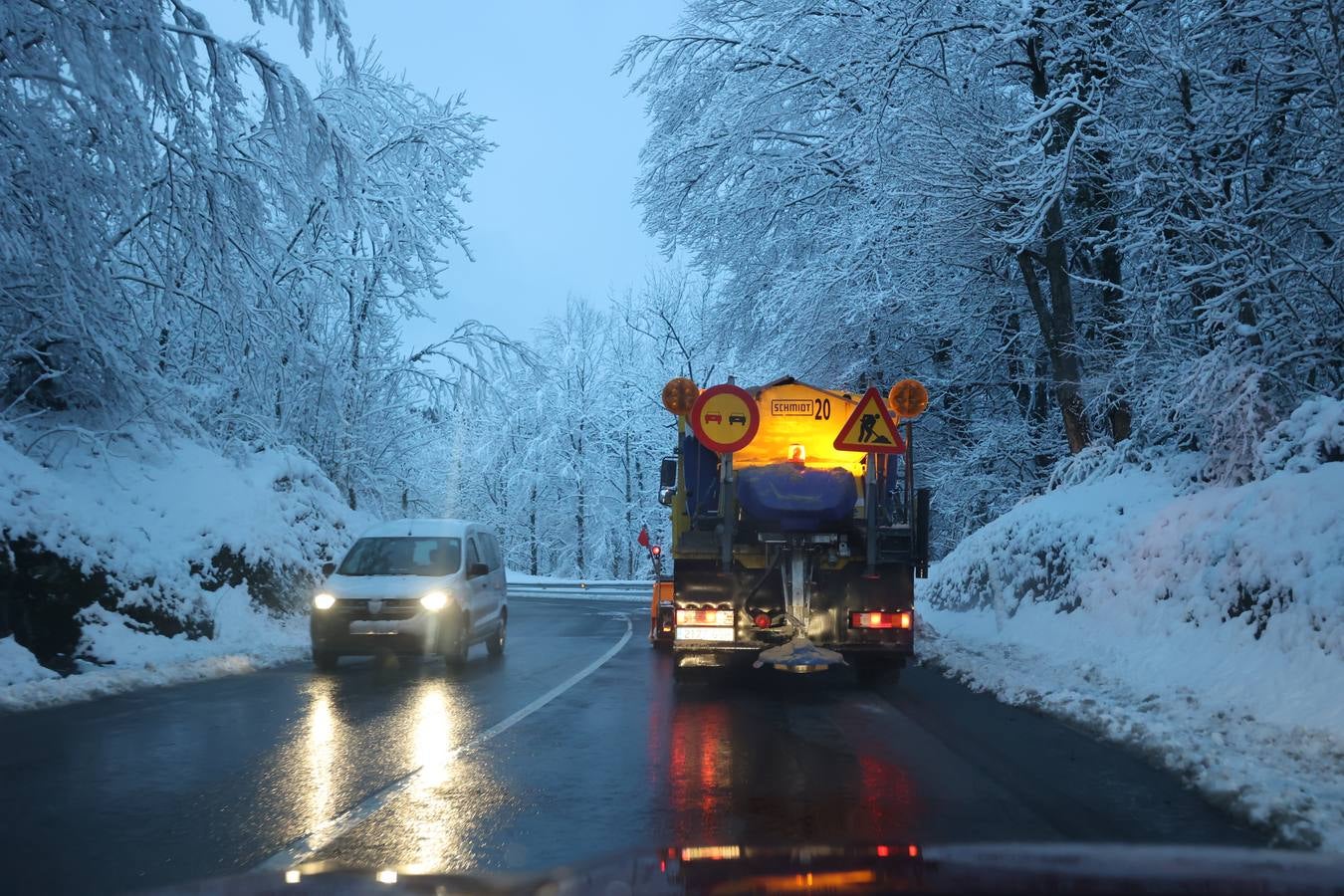 La carretera hacia Urkiola se mantiene limpia gracias al trabajo de las quitanieves.