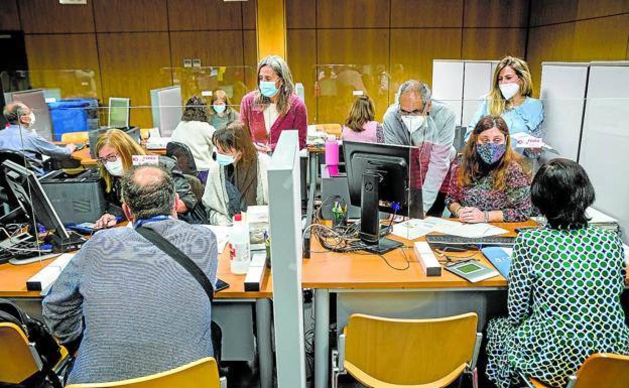 Contribuyentes realizan la declaración de la renta. 