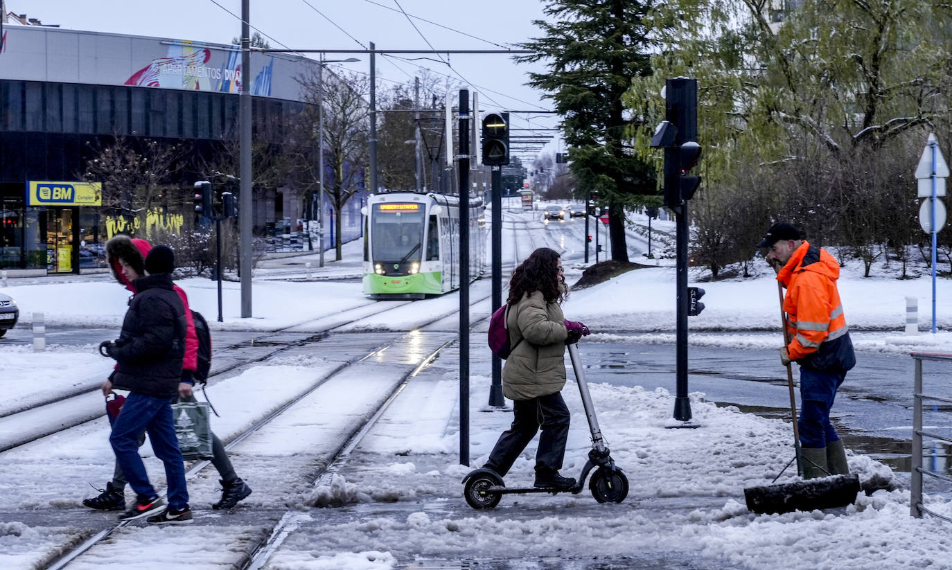 Fotos: Álava convive con la nieve en la segunda jornada del temporal