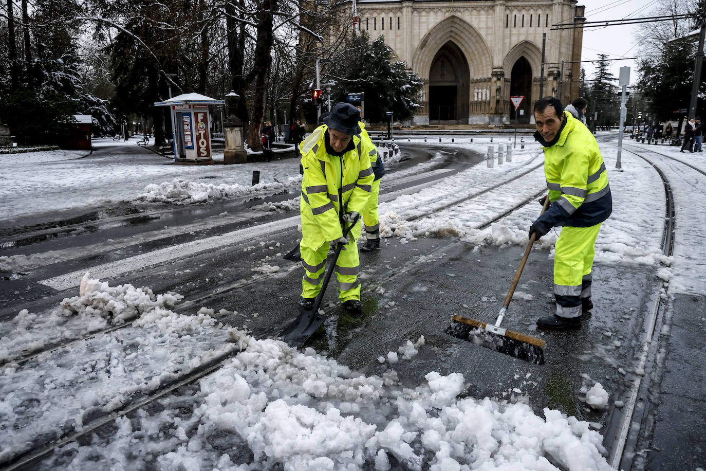 Fotos: Álava convive con la nieve en la segunda jornada del temporal