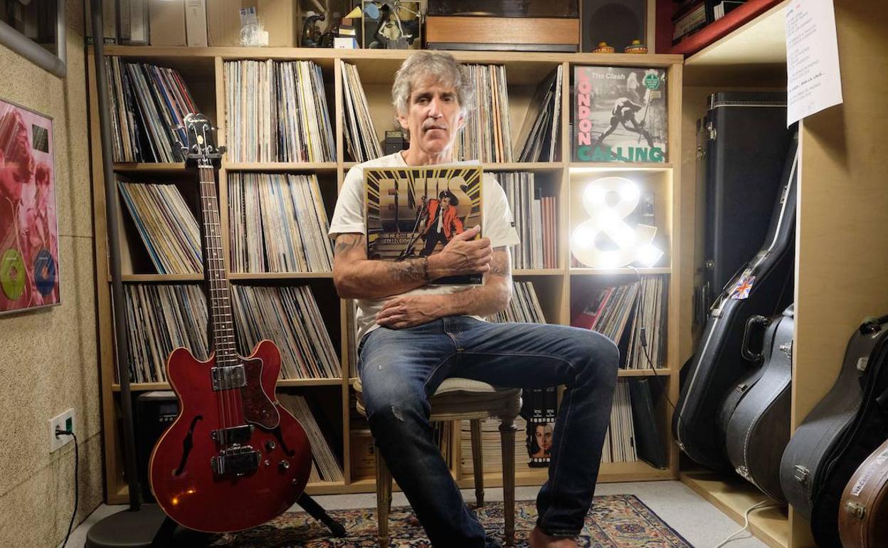 Mikel Erentxun, en su estudio con un disco de Elvis. 