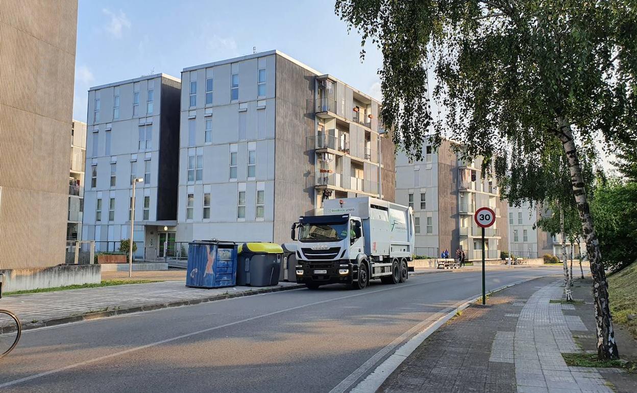 Un camión de la Cuadrilla de Ayala recoge la basura en el barrio llodiano de Latiorro. 