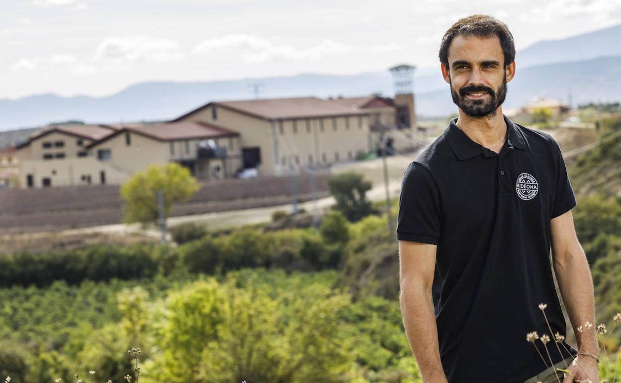 Peio Uriarte, ante el paisaje nevado de Rioja Alavesa. 