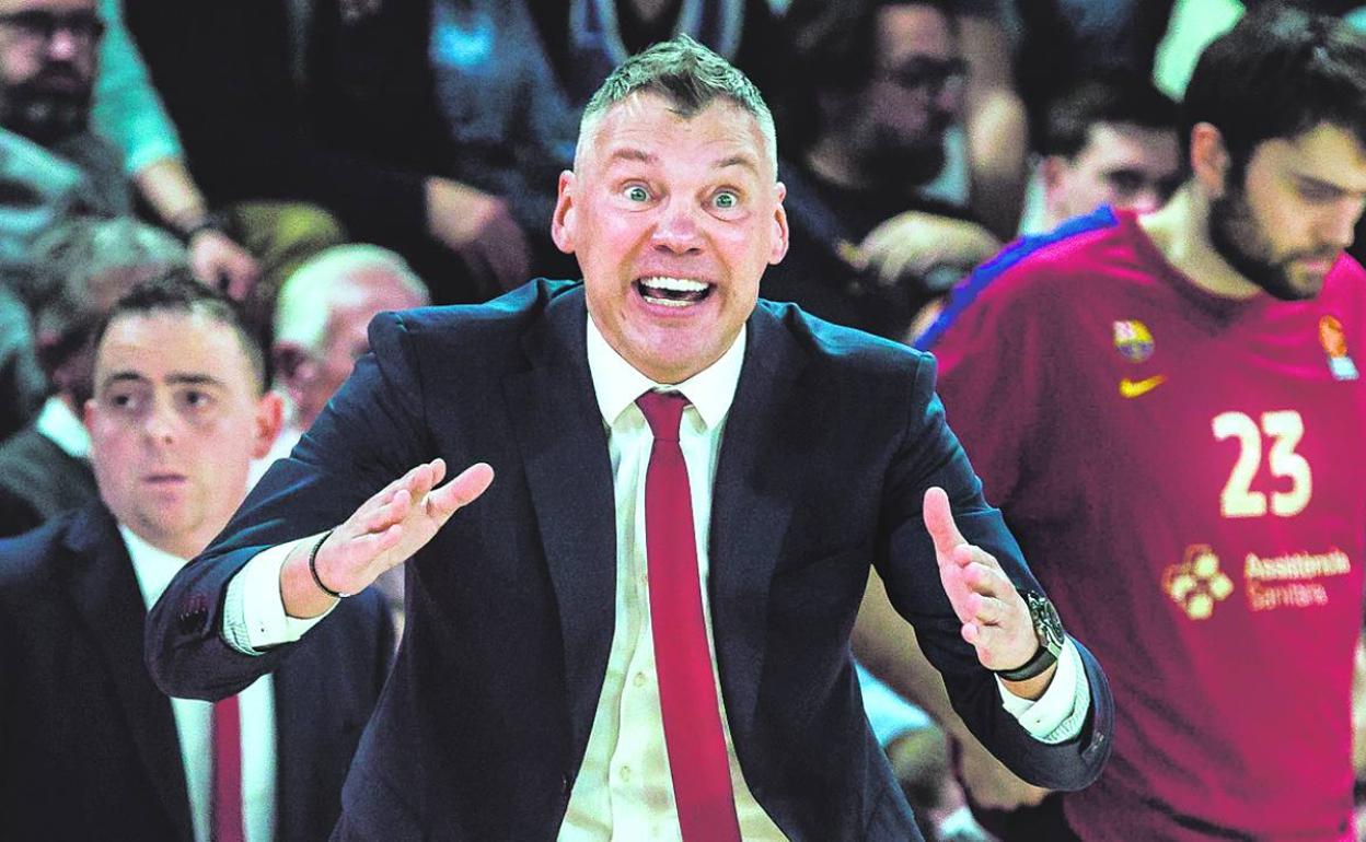 Gesto de tensión de Sarunas Jasikevicius durante un encuentro de Euroliga. 