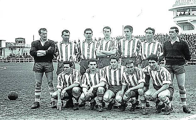 Imagen principal - Alavés-Burgos (1-0). 10 de marzo de 1957. Segunda División. De arriba a abajo, el gol de Hormaeche, las alineaciones de ambos equipos y el saludo entre capitanes, con Sanz por parte vitoriana. 