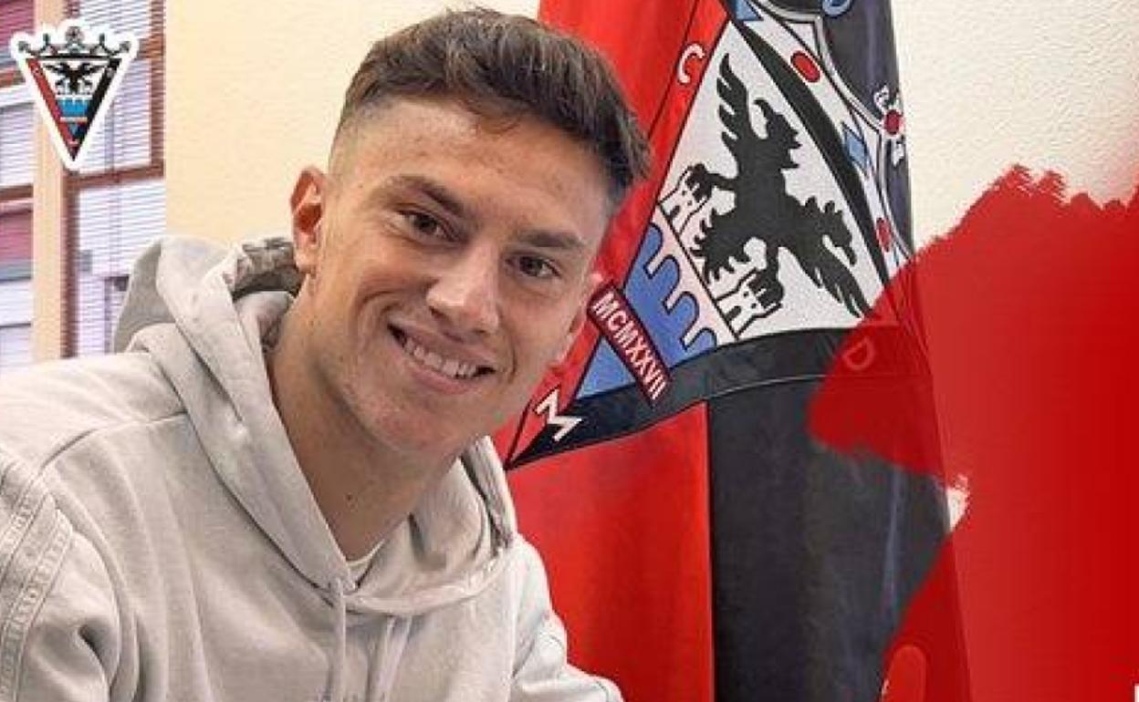 Momento de la firma en la sede de la entidad, antes de participar en su primer entrenamiento como rojillo. 