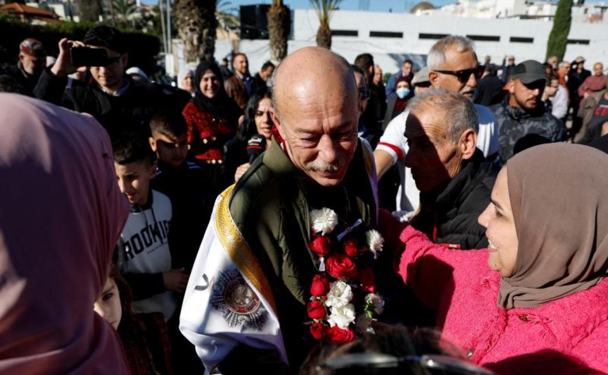 Maher Younis es recibido en su localidad natal por familiares, vecinos y simpatizantes.