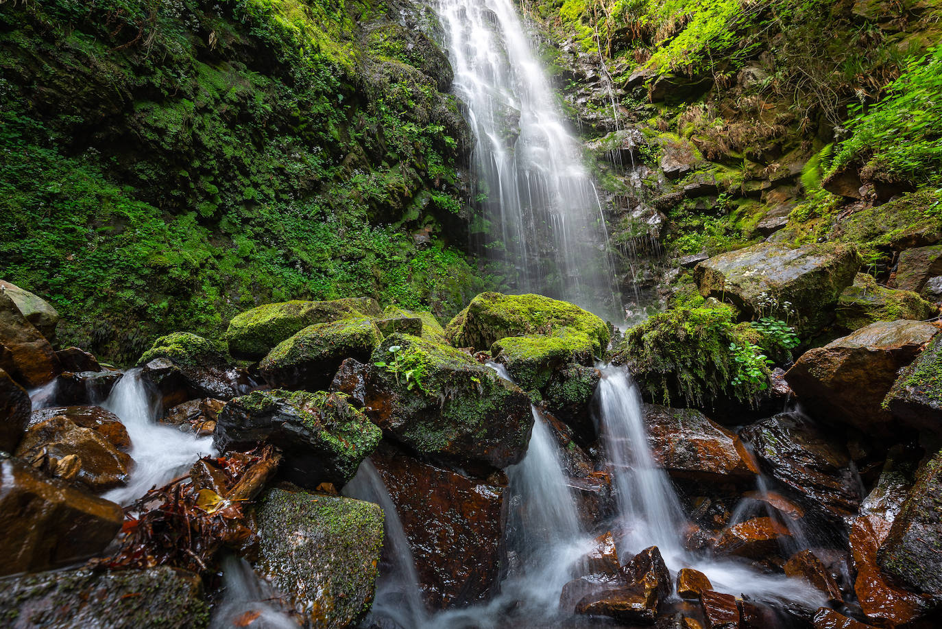 Cascada de Belaustegi (Bizkaia) | Una de las cascadas más bonitas de Euskadi, forma junto al hayedo de Belaustegi, un pequeño paraíso natural. Ubicada en la ladera de Montes de Arno, en el corazón del Parque Natural de Gorbeia, junto a las campas de Algorta. 