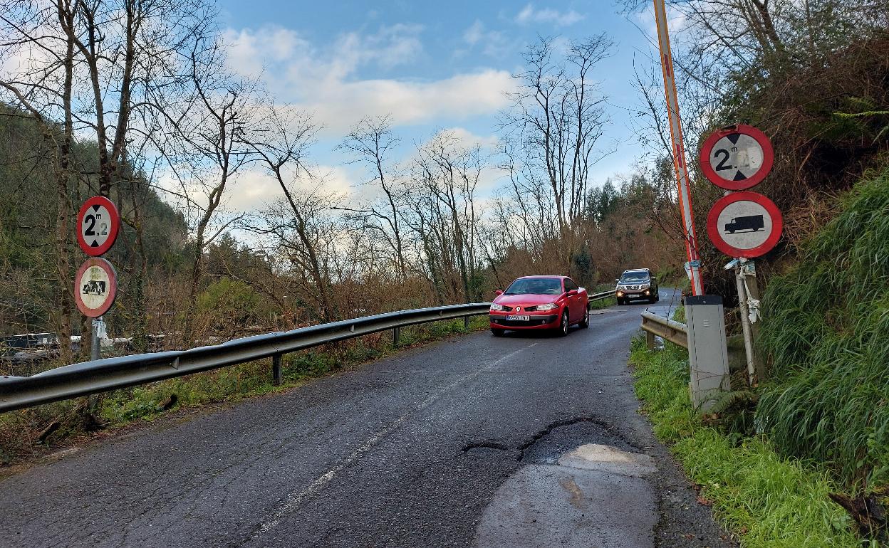 La vía de acceso a la urbanización aún presenta destacados deterioros y las barreras de paso