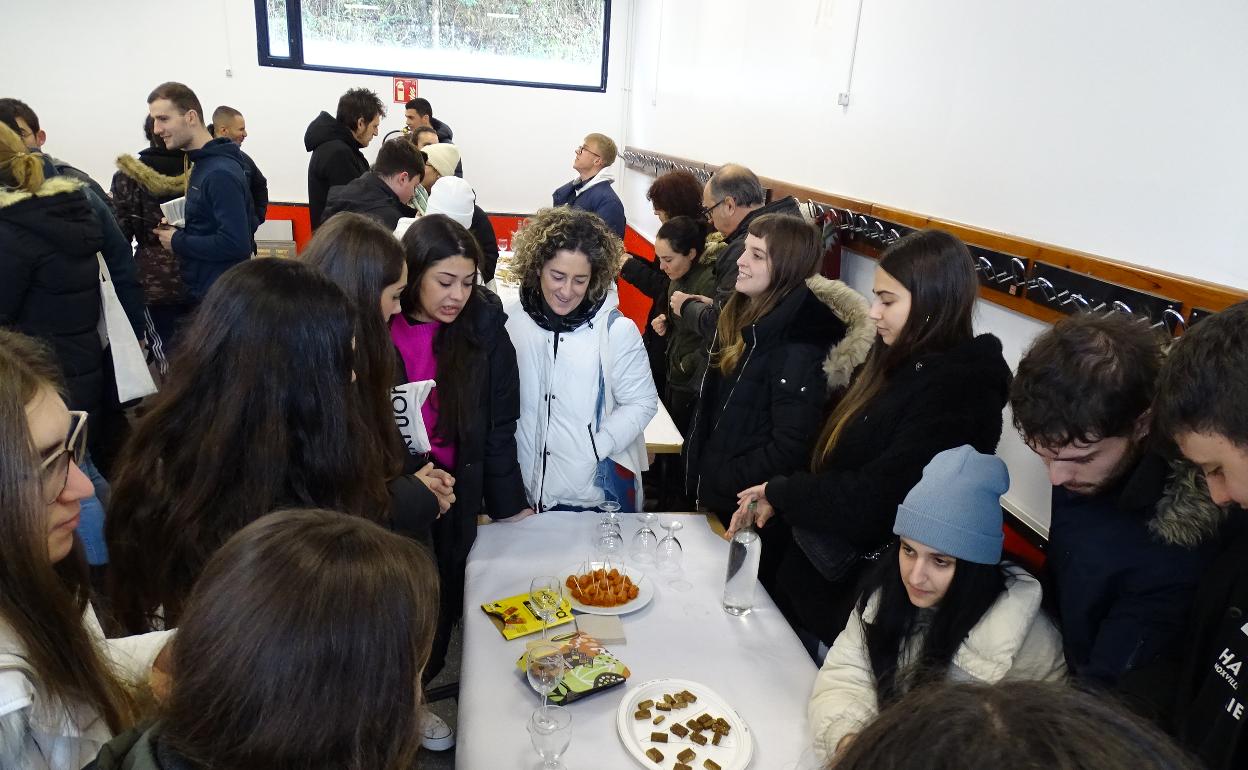 Alumnos de diferentes centros de Bizkaia han catado algunos productos elaborados con harina de insectos. 