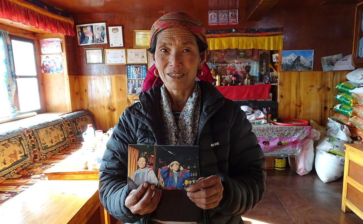 Pasang Futí Sherpa muestra las fotos que le realizó Kepa Lizarraga 25 años atrás. 