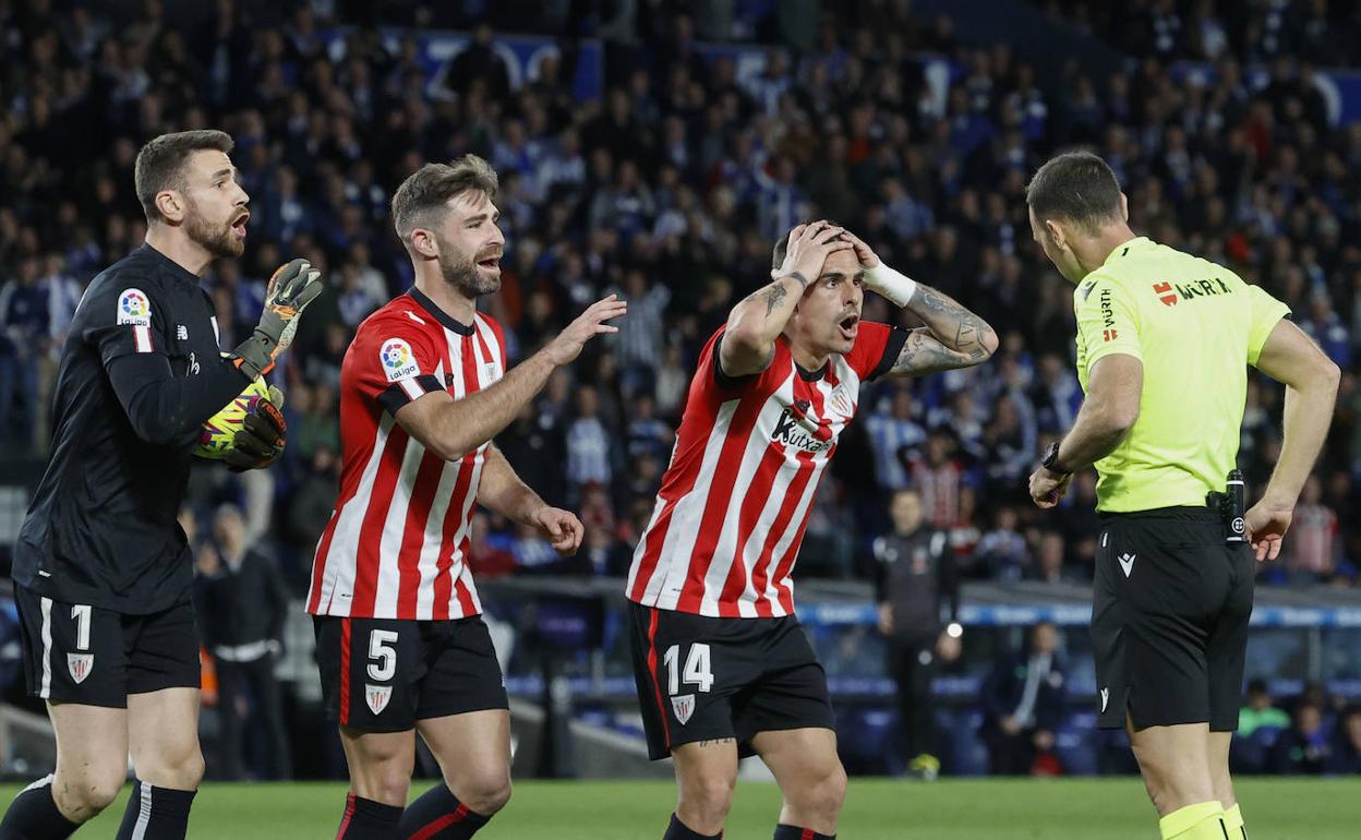 Yeray, arropado por Simón y Dani García, protesta su expulsión en el derbi. 