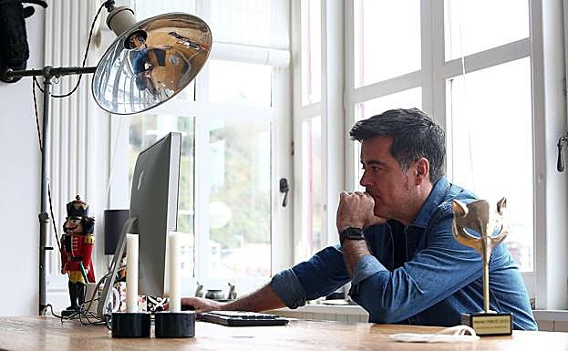 Koldo Zuazua en su casa de Pasaia.