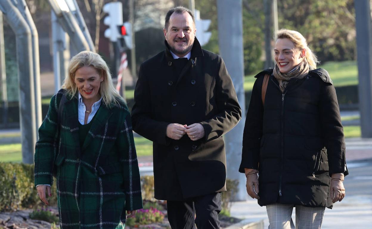 Carlos Iturgaiz, este sábado junto a la candidata del PP en Bilbao, Esther Martínez, y la aspirante a diputada general de Bizkaia, Raquel González. 