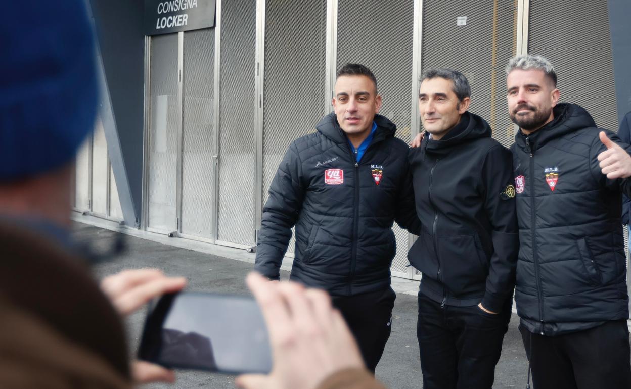 Ernesto Valverde posa con dos veteranos del equipo alicantino del Aspe.