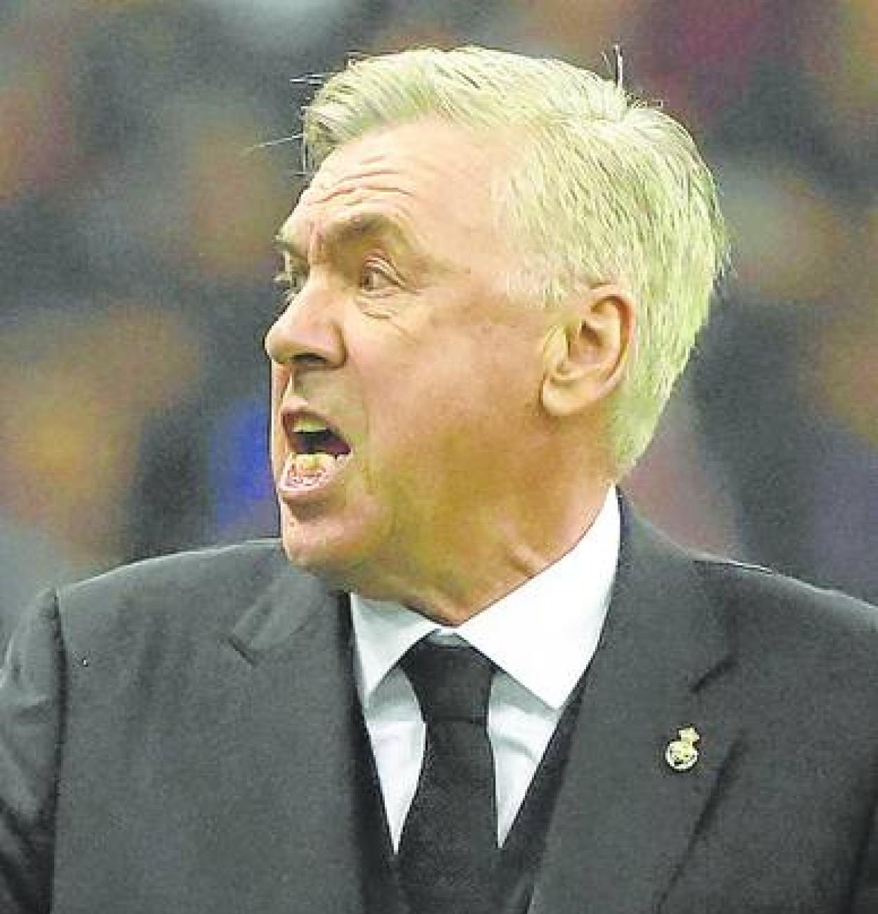 Carlo Ancelotti, enfadado en la banda. 