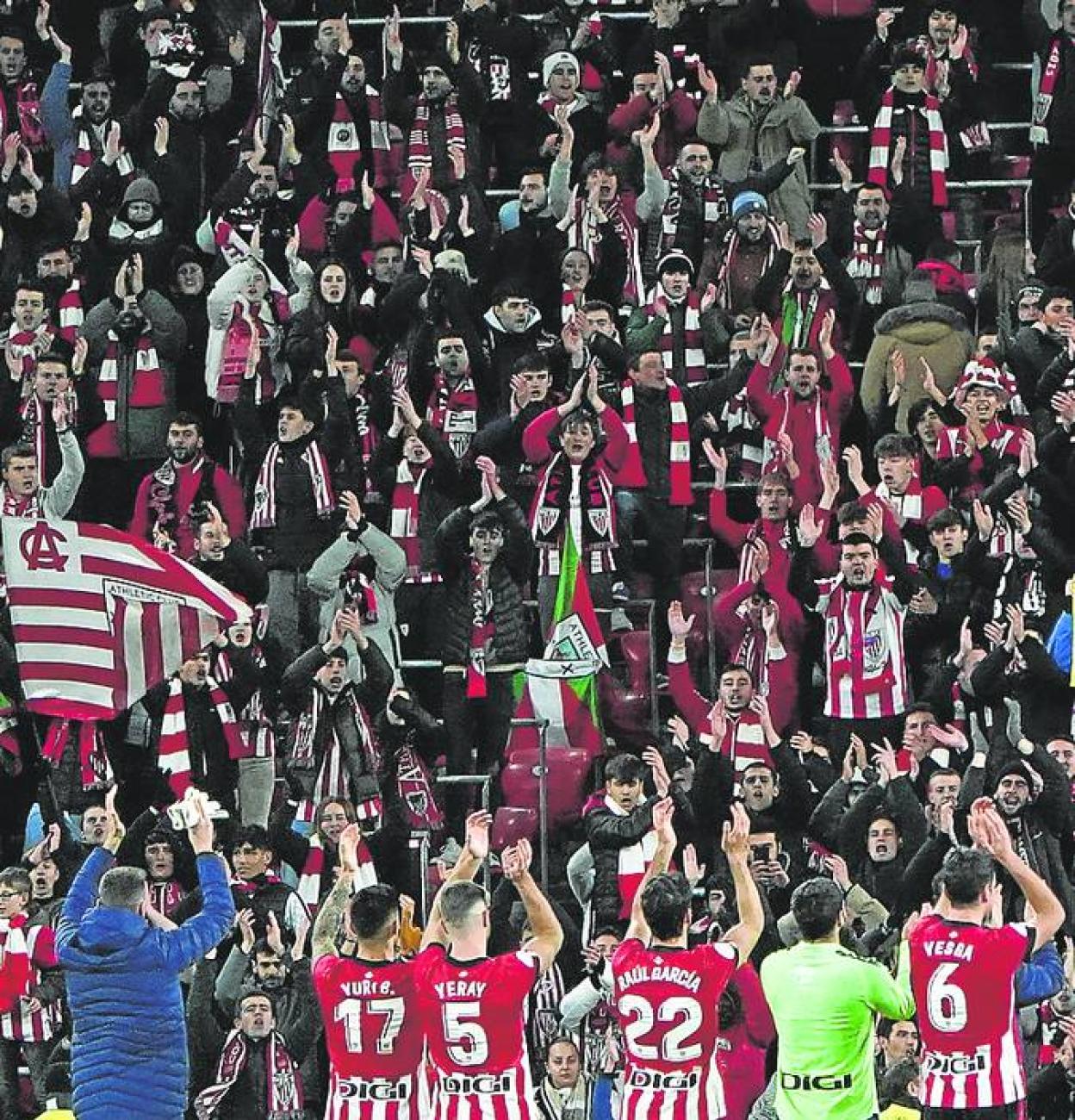 Comunión entre el equipo y la grada de animación. 