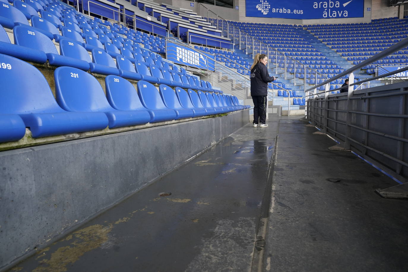 Los aficionados tuvieron que sortear charcos en la grada en el partido ante el Sevilla. 