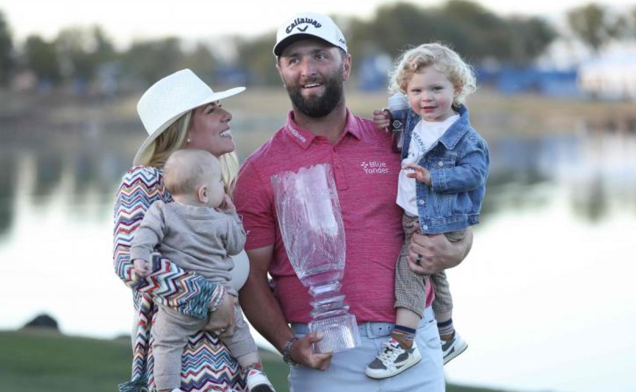 Jon Rahm posa feliz con su mujer e hijos tras ganar en California.
