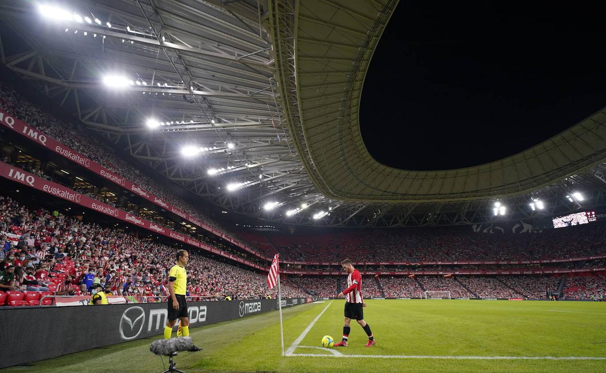 Iker Muniain se dispine a sacar un córner en San Mamés. 