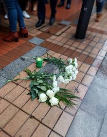 Imagen secundaria 2 - Momento en el que han depositado las flores en la placa en la calle Nafarroa, la placa y el nieto de Alfredo ofreciendo declaraciones a los medios de comunicación. 
