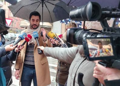 Imagen secundaria 1 - Momento en el que han depositado las flores en la placa en la calle Nafarroa, la placa y el nieto de Alfredo ofreciendo declaraciones a los medios de comunicación. 