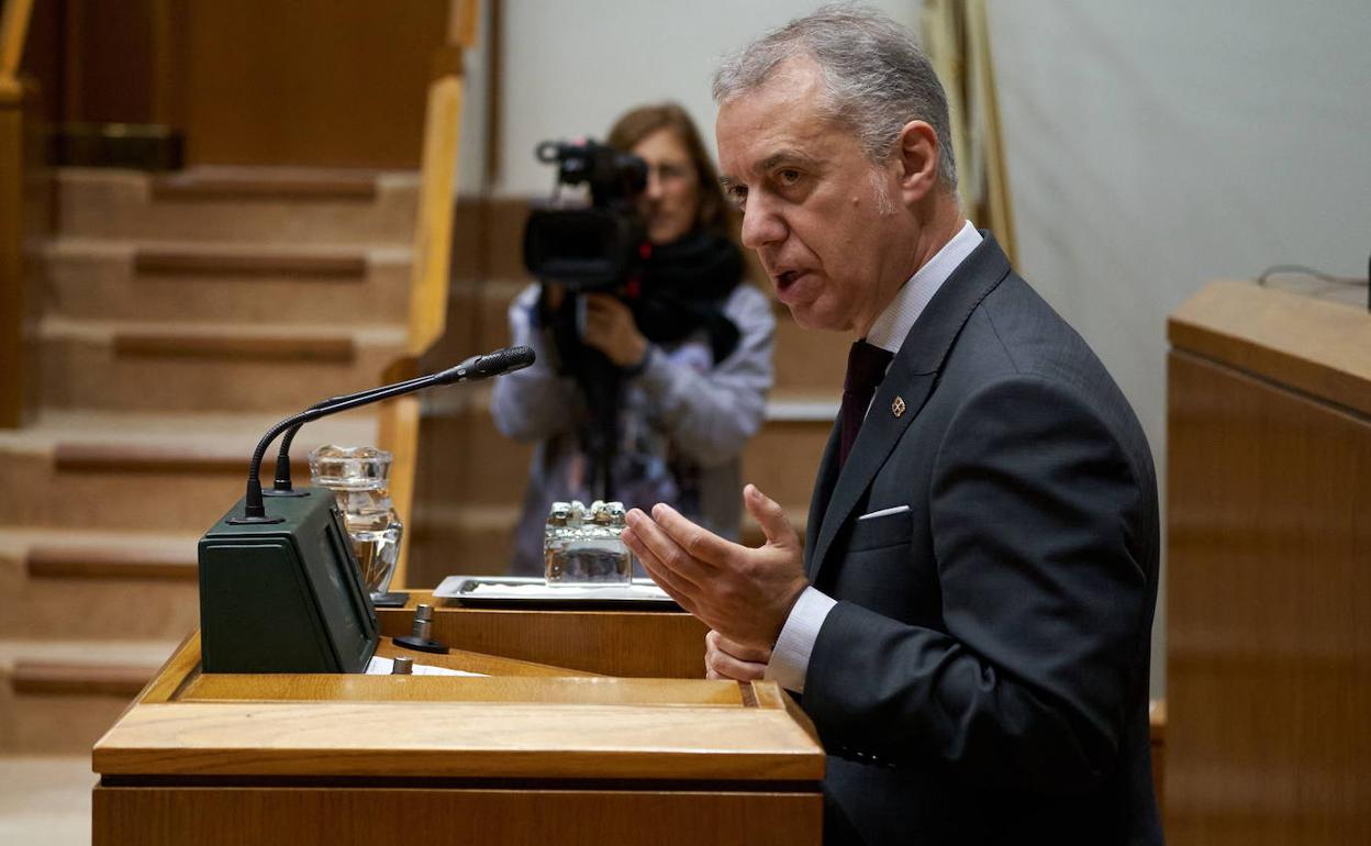 El lehendakari, Iñigo Urkullu, en un pleno de control en el Parlamento vasco. 