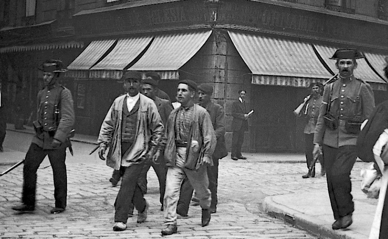 Un grupo de obreros anarquistas es conducido por la Guardia Civil a la cárcel de Bilbao duarnte una huelga en 1910.