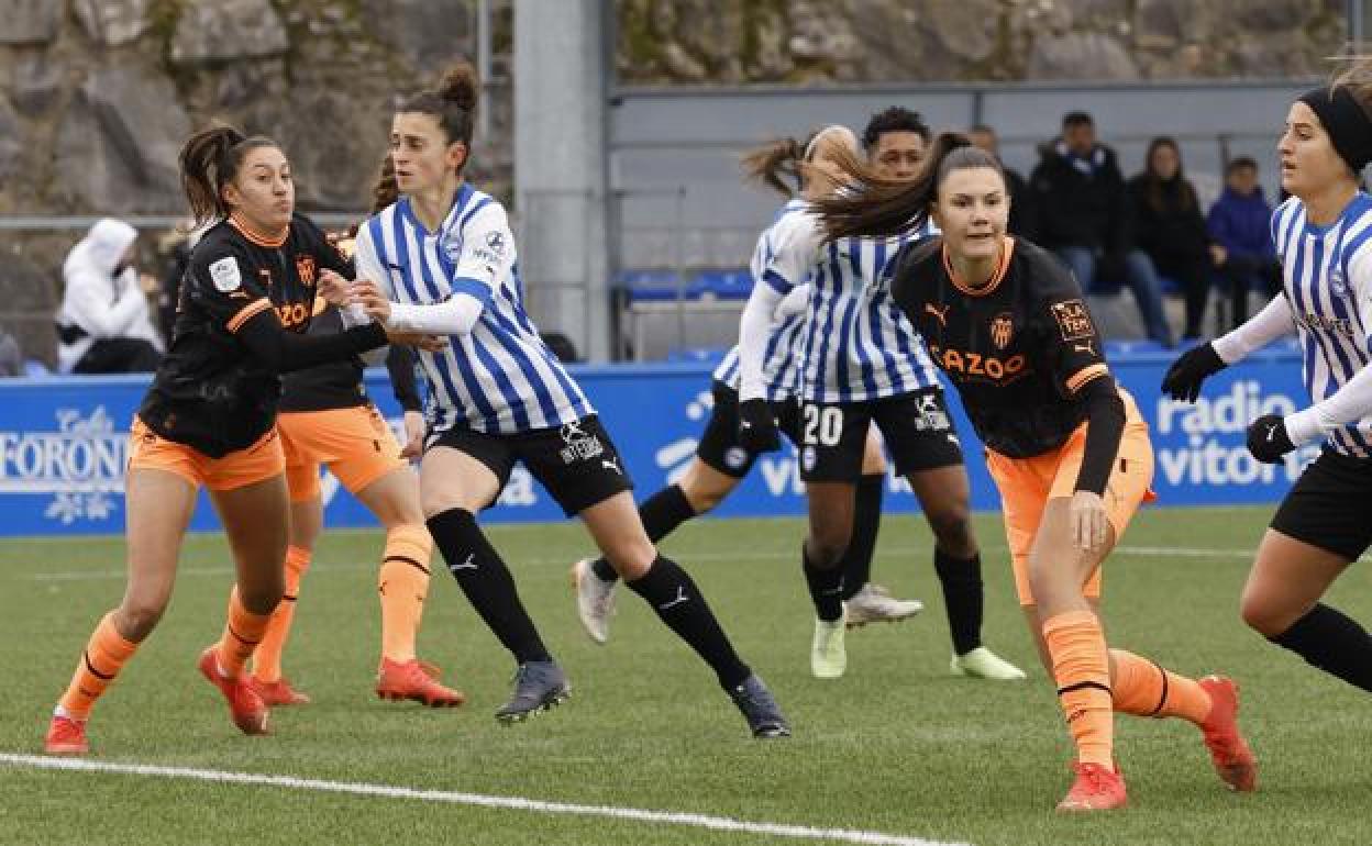 Sanadri y Ane Miren tratan de zafarse de sus defensoras durante una acción a balón parado en el duelo ante el Valencia en Ibaia. / 