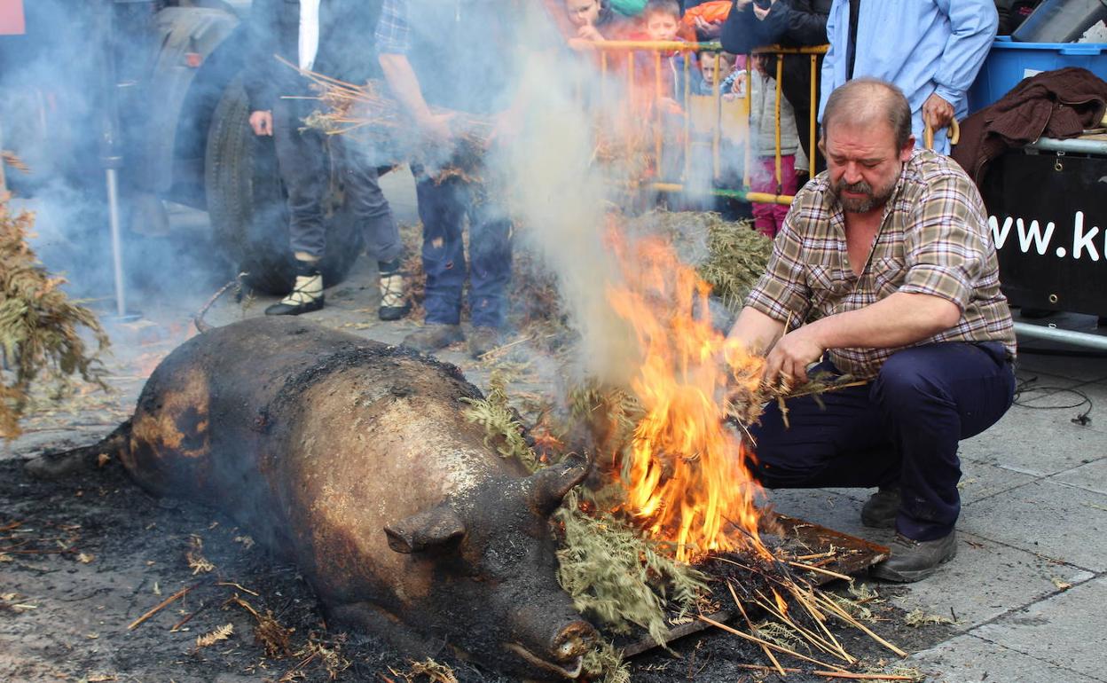 La quema del cerdo despierta gran expectación en San Blas. 