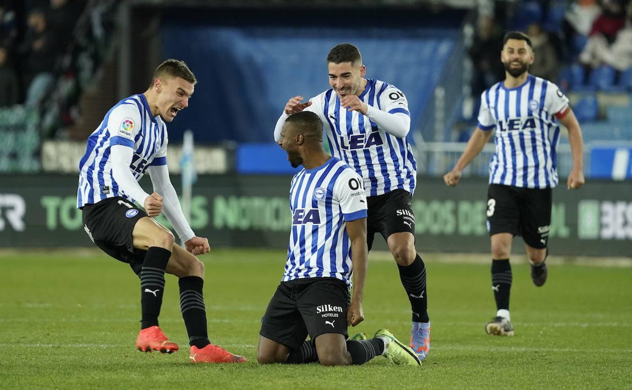 Maras y Toni Moya felicitan a Sylla tras su gol ante el Racing. 