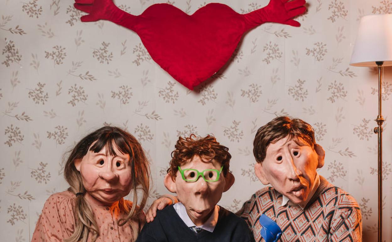 La obra se adentra en la vida de una familia cuidando al detalle la expresividad y el espacio escénico. 