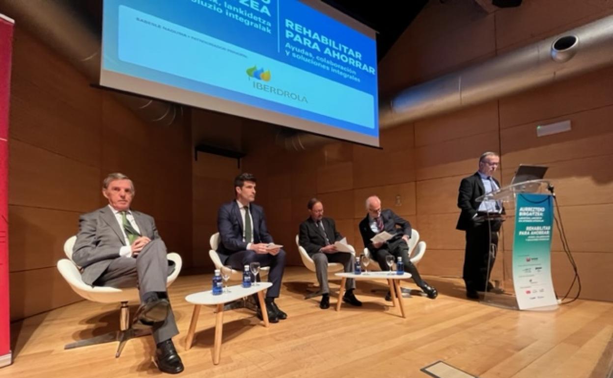 De izquierda a derecha, Asís Canales, Jon Ansoleaga, Pedro Jauregui, Javier Marqués y el periodista Javier Vadillo junto al atril. 