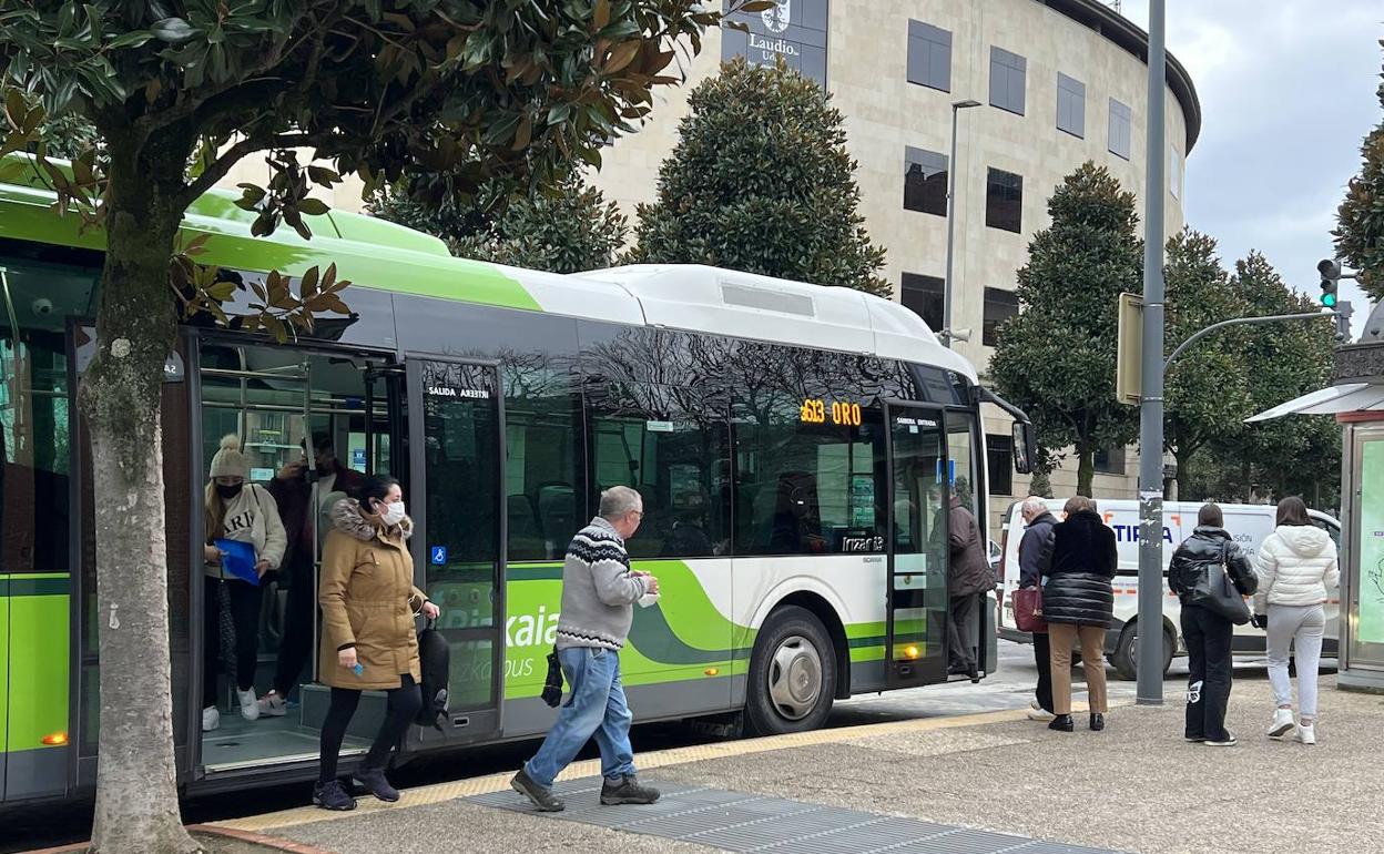 Los pensionistas piden autobuses directos desde la comarca de Ayala al hospital de Galdakao 
