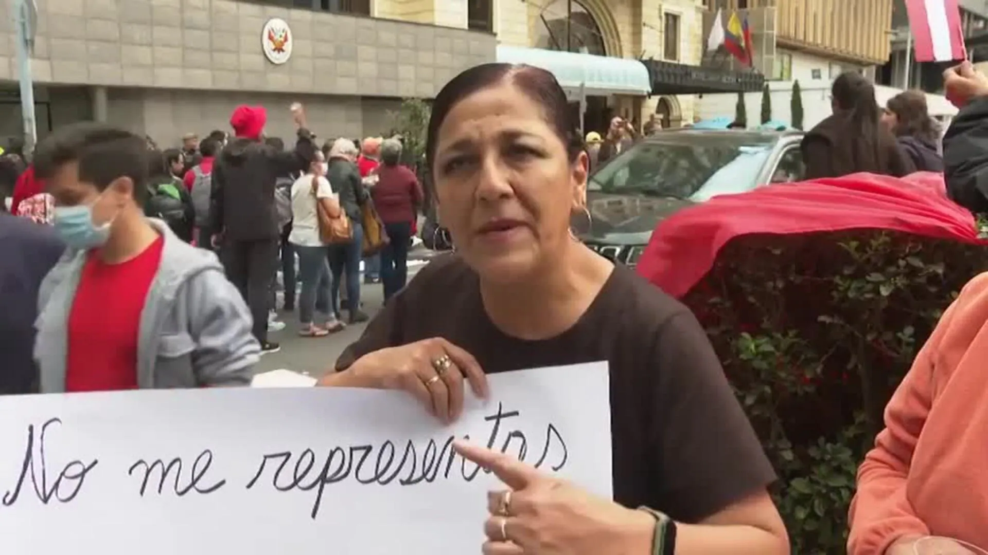 Decenas De Manifestantes Se Reúnen En La Embajada Peruana De Quito En ...