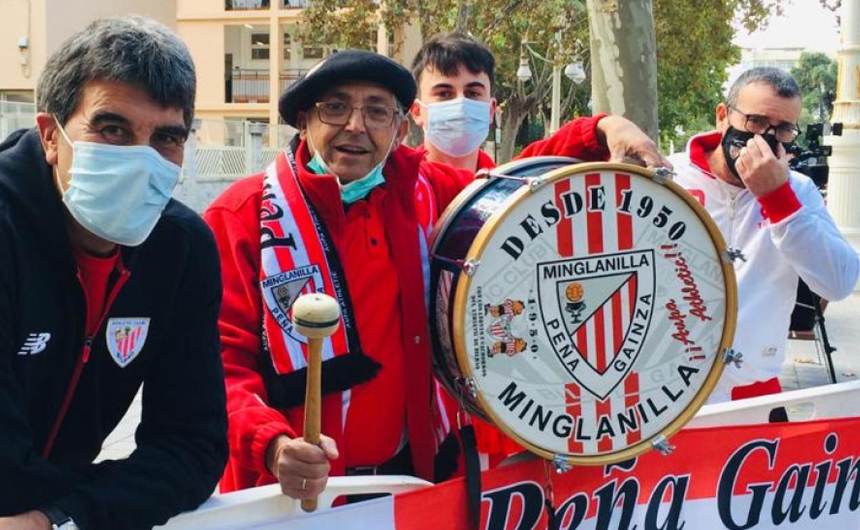 Miembros de la peña de Minglanilla esperan al Athletic en un hotel durante la pandemia. Alberto Mora sujeta el bombo. 